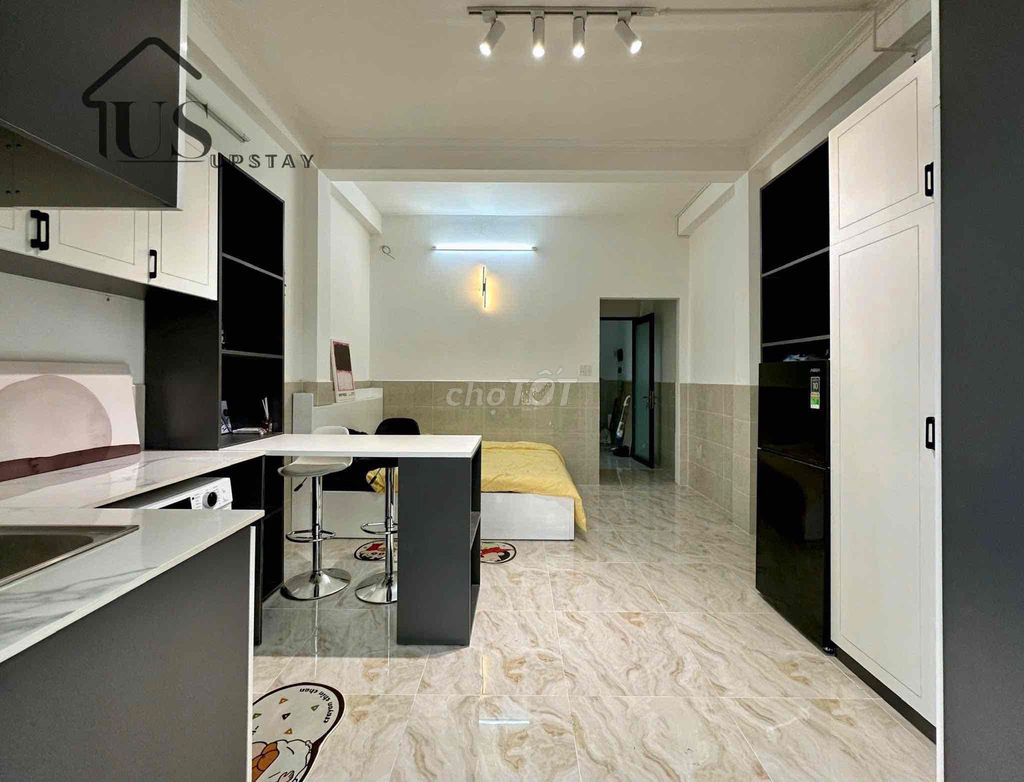 It's the owner who rents the apartment right here, big CQ0, full interior.