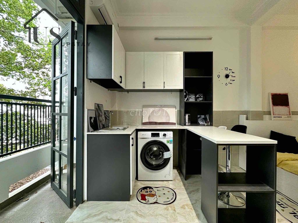 It's the owner who rents the apartment right here, big CQ0, full interior.