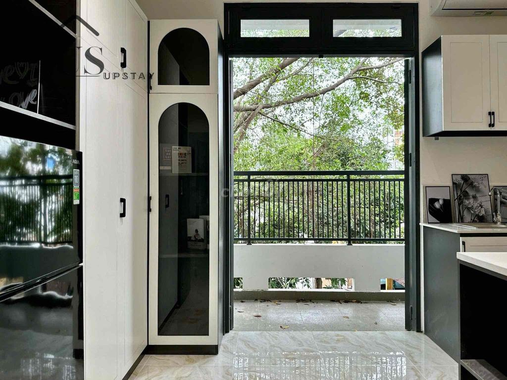 It's the owner who rents the apartment right here, big CQ0, full interior.