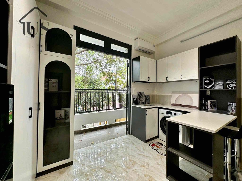 It's the owner who rents the apartment right here, big CQ0, full interior.