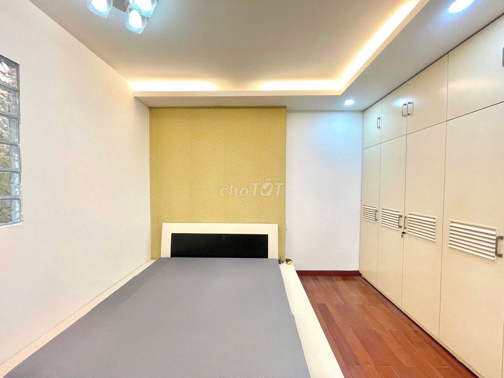The studio separates the elevator washing machine from the big market at the medical university.