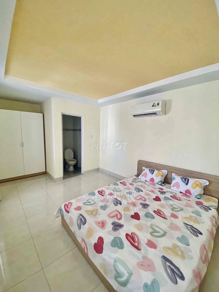 Two bedrooms, two full wash-houses, private washing machine near the Republic.