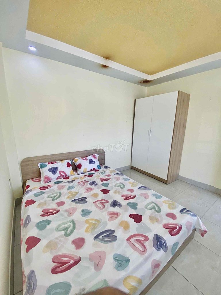 Two bedrooms, two full wash-houses, private washing machine near the Republic.