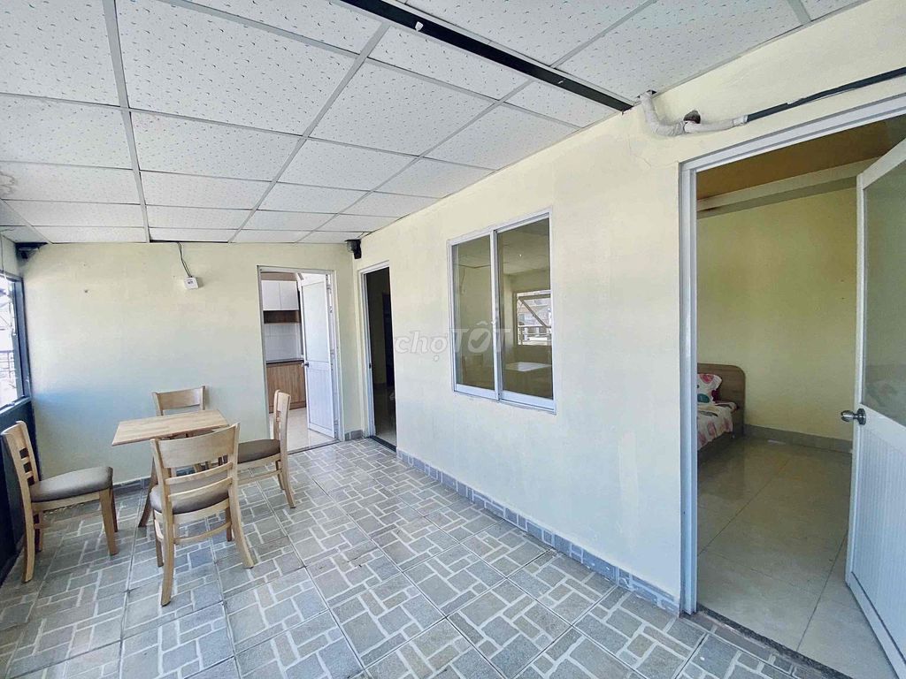 Two bedrooms, two full wash-houses, private washing machine near the Republic.
