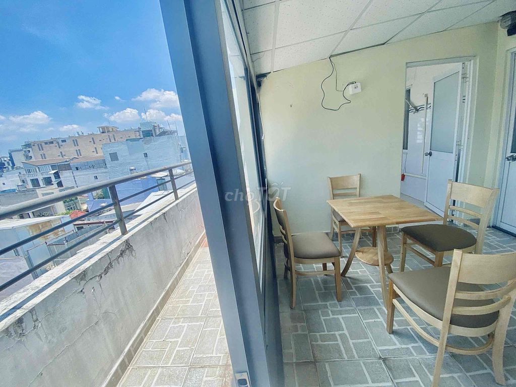 Two bedrooms, two full wash-houses, private washing machine near the Republic.