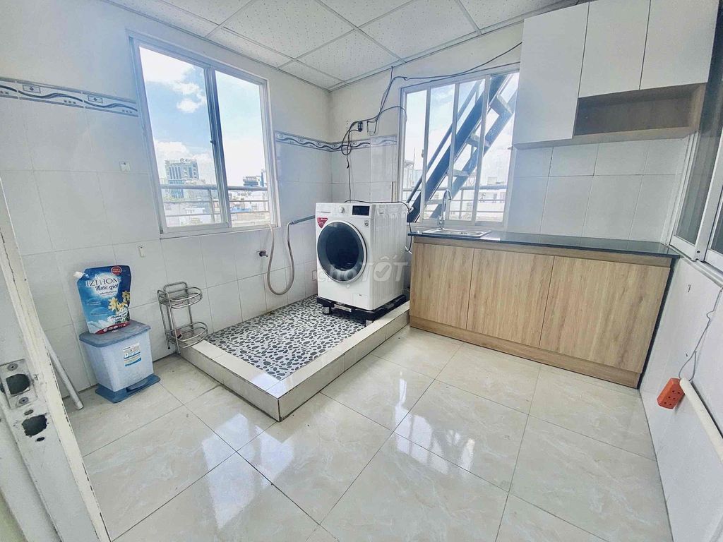 Two bedrooms, two full wash-houses, private washing machine near the Republic.