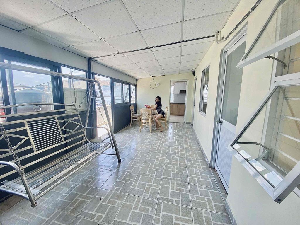 Two bedrooms, two full wash-houses, private washing machine near the Republic.