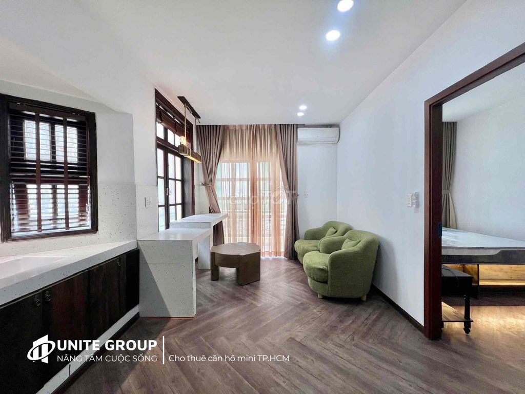 The entire interior room is 45 m2 near the market. She understands it's convenient to move from District 1.