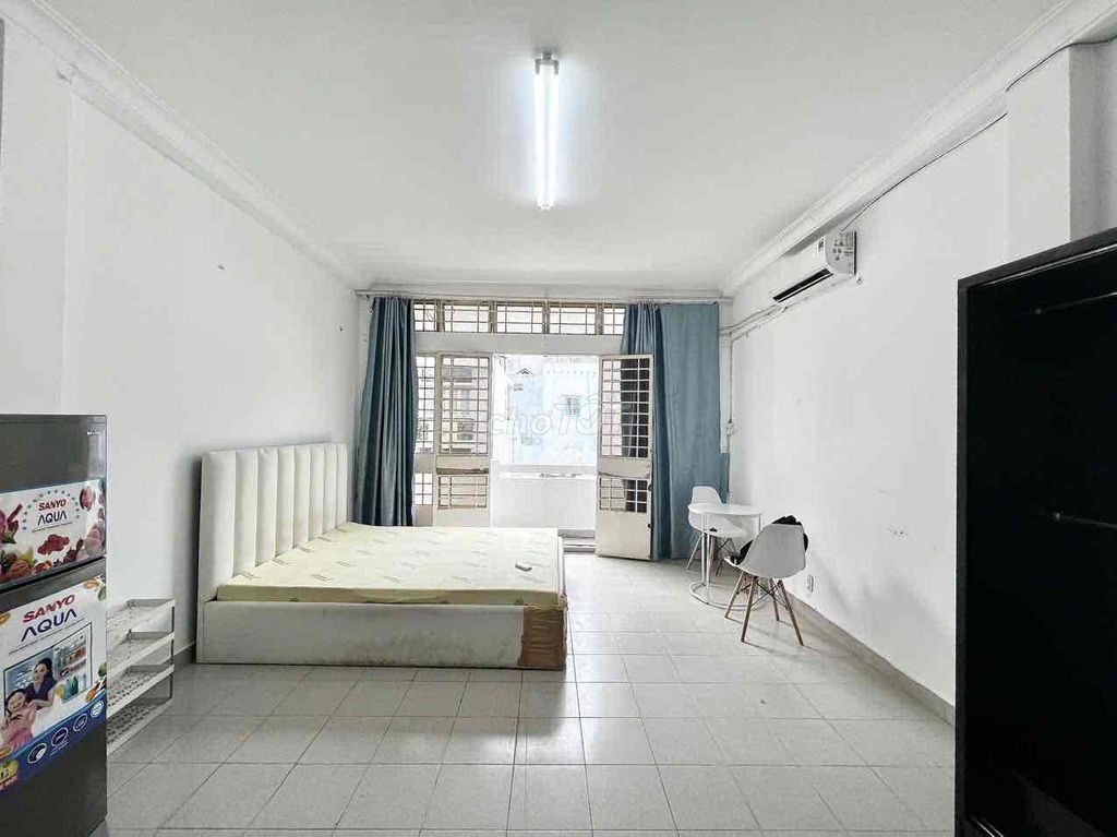 This room is full of balconies right here in the center of Phú Nhuận.