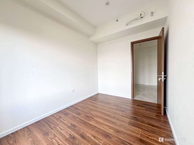 Rent a Privia apartment: Three bedrooms, two toilets, three feet, curtains, spread out.