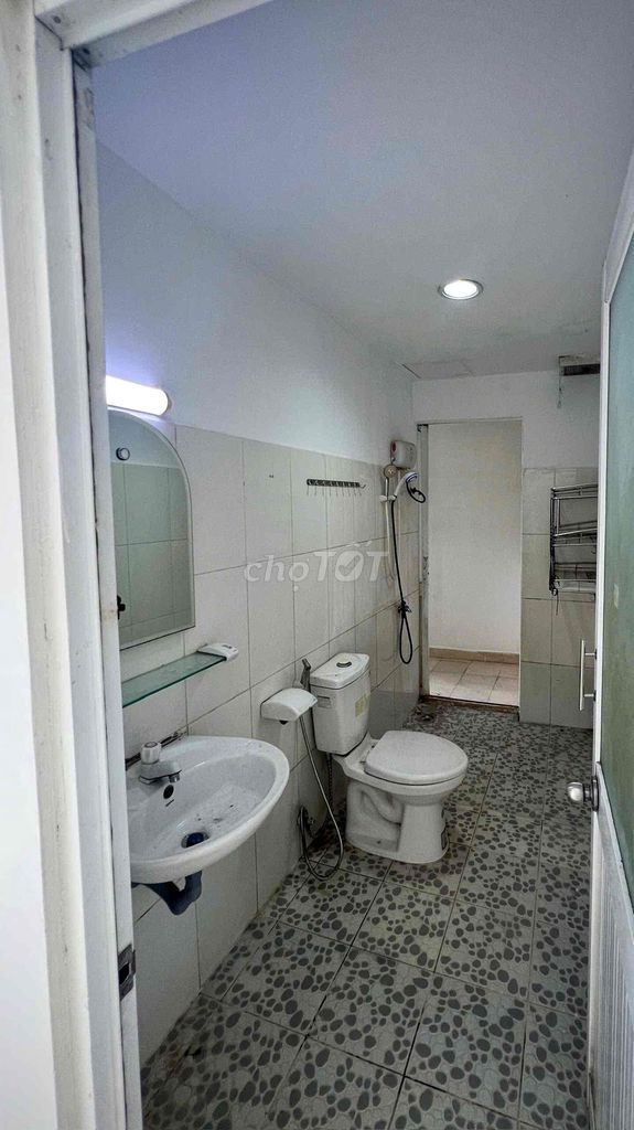 You need to rent a bank. Only two bedrooms. Two toilets.