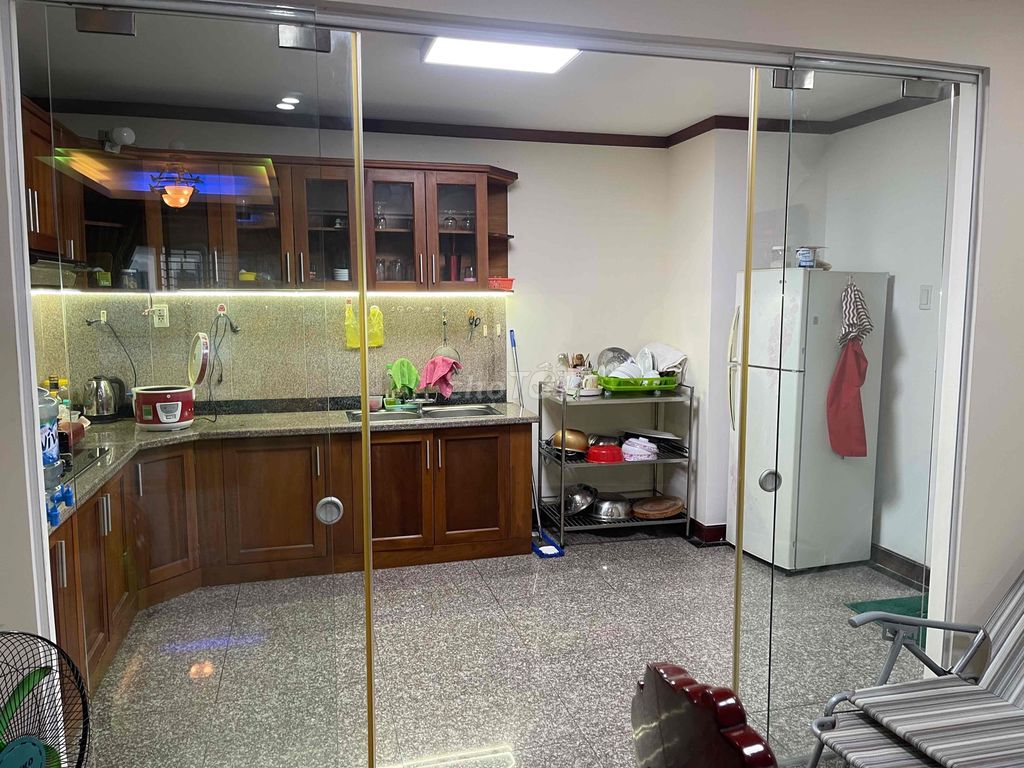 Rent a Vietcong apartment - 856 Tạ Quang Bửu, P. Neat 4th floor.