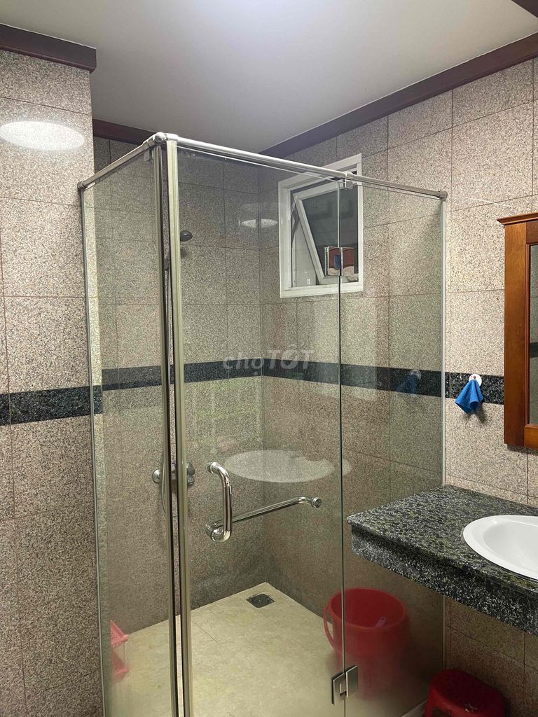 Rent a Vietcong apartment - 856 Tạ Quang Bửu, P. Neat 4th floor.