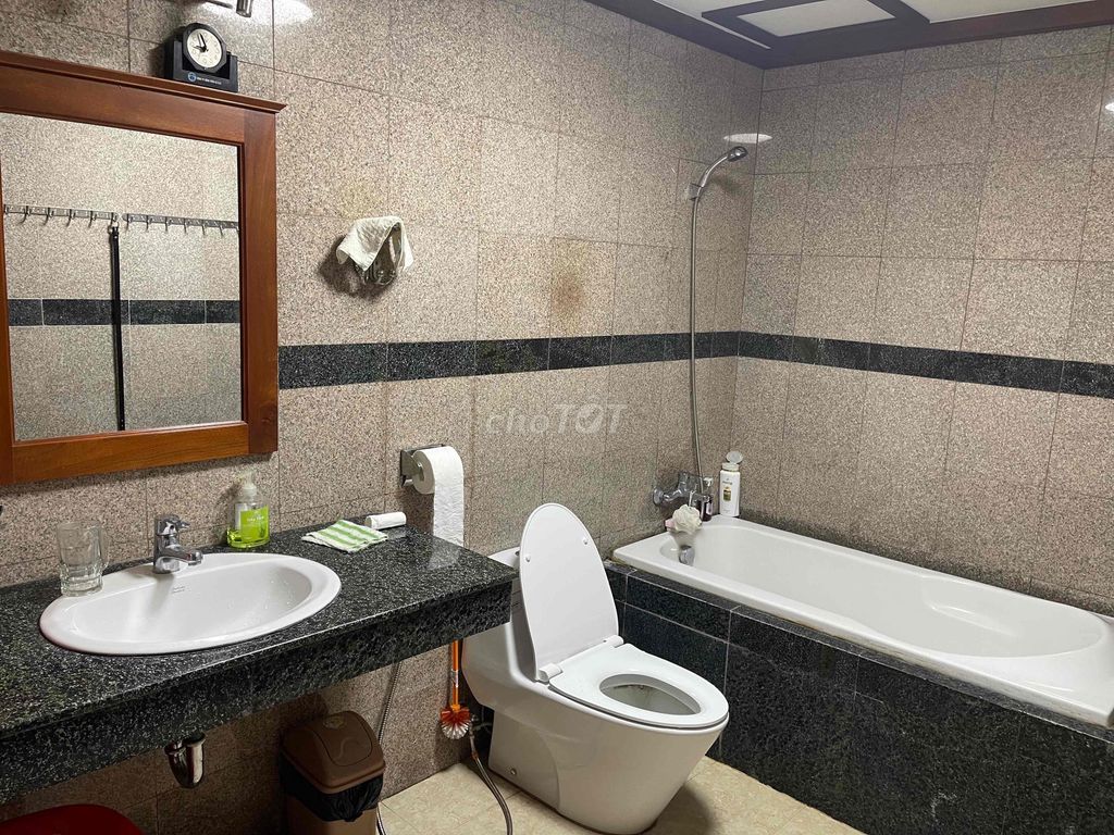 Rent a Vietcong apartment - 856 Tạ Quang Bửu, P. Neat 4th floor.