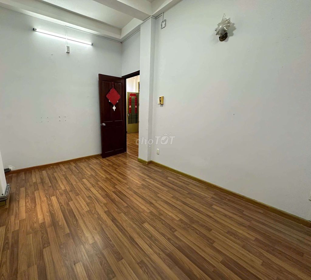 It's only 9.5 million a month, apartment 70 meters. (2 Bedroom) Nguyễn Trãi