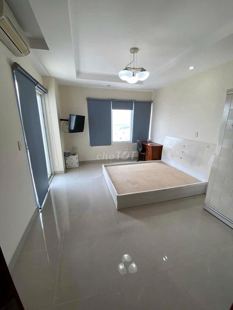 Rent three large Bình Thạnh bedrooms, in the east.