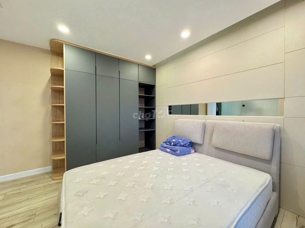 Good timing-- fast down to two Vista Verde bedrooms for only 19 million.