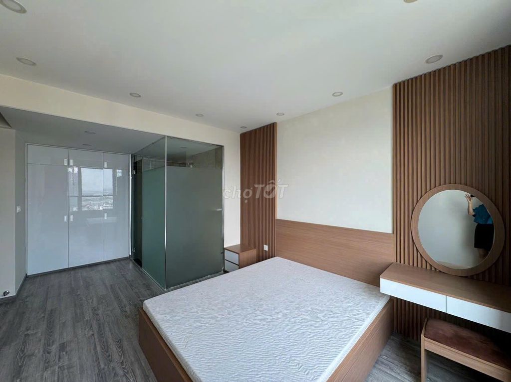 Good timing-- fast down to two Vista Verde bedrooms for only 19 million.