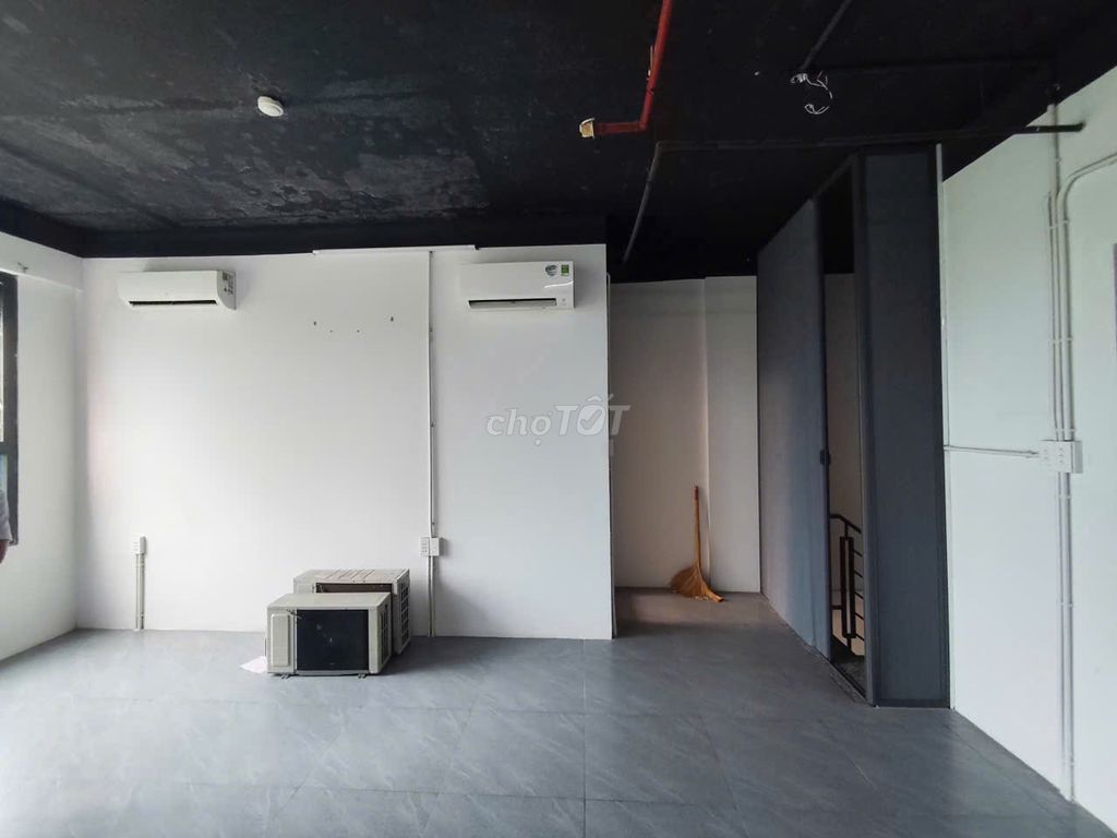Only 6.5 million rents to the picity apartment in 12th. Two air conditioning.