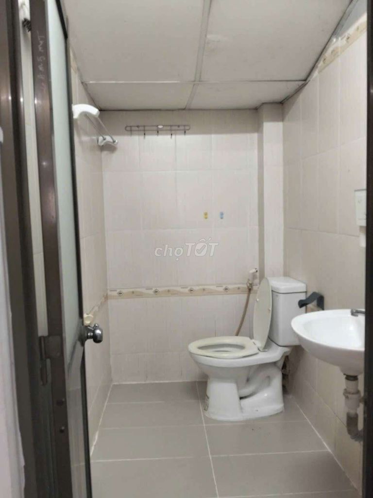 Twenty-two bedrooms, two toilets, air conditioning...