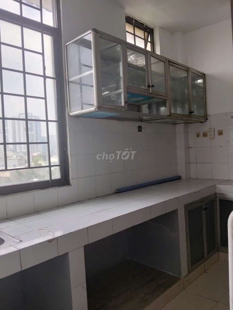 Twenty-two bedrooms, two toilets, air conditioning...