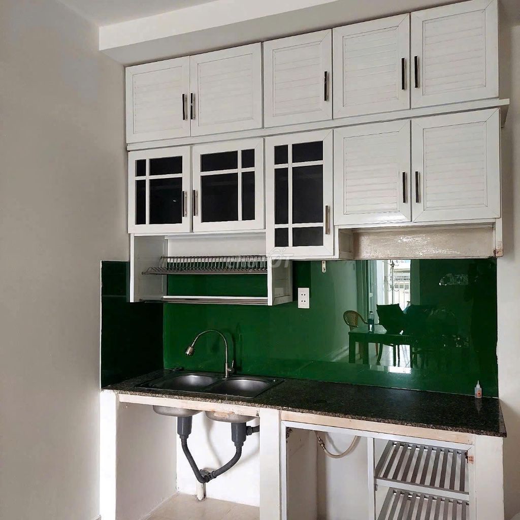 Eight sungoes for renting a single bedroom with seven million furniture.