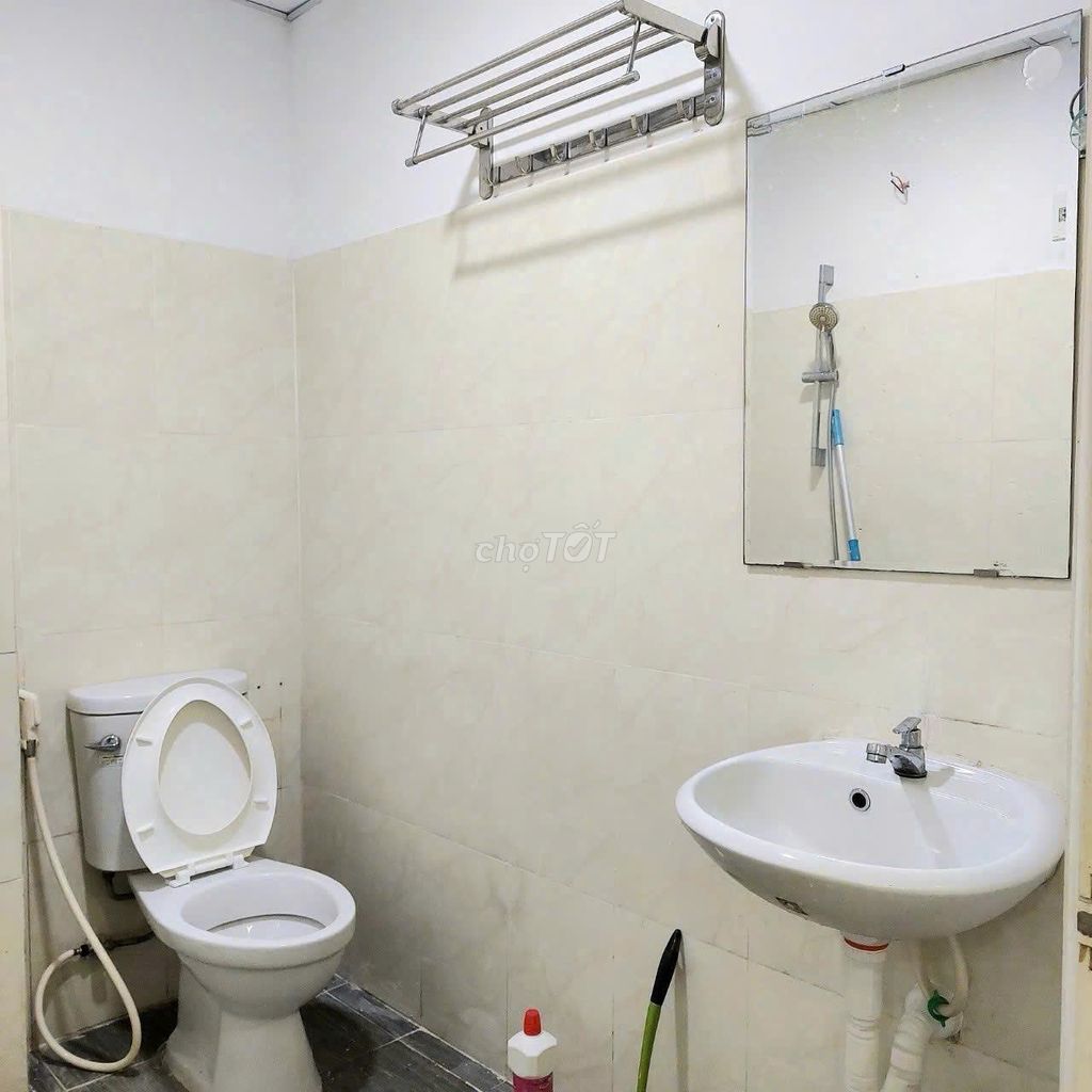 Eight sungoes for renting a single bedroom with seven million furniture.