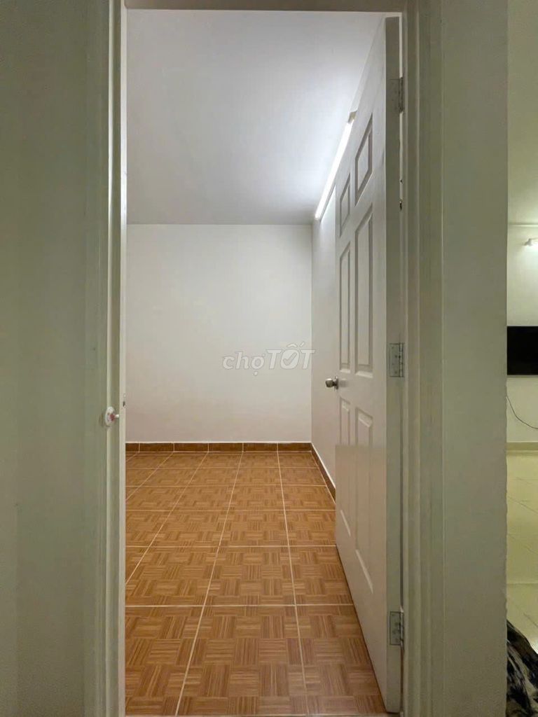 Eight sungoes for renting a single bedroom with seven million furniture.
