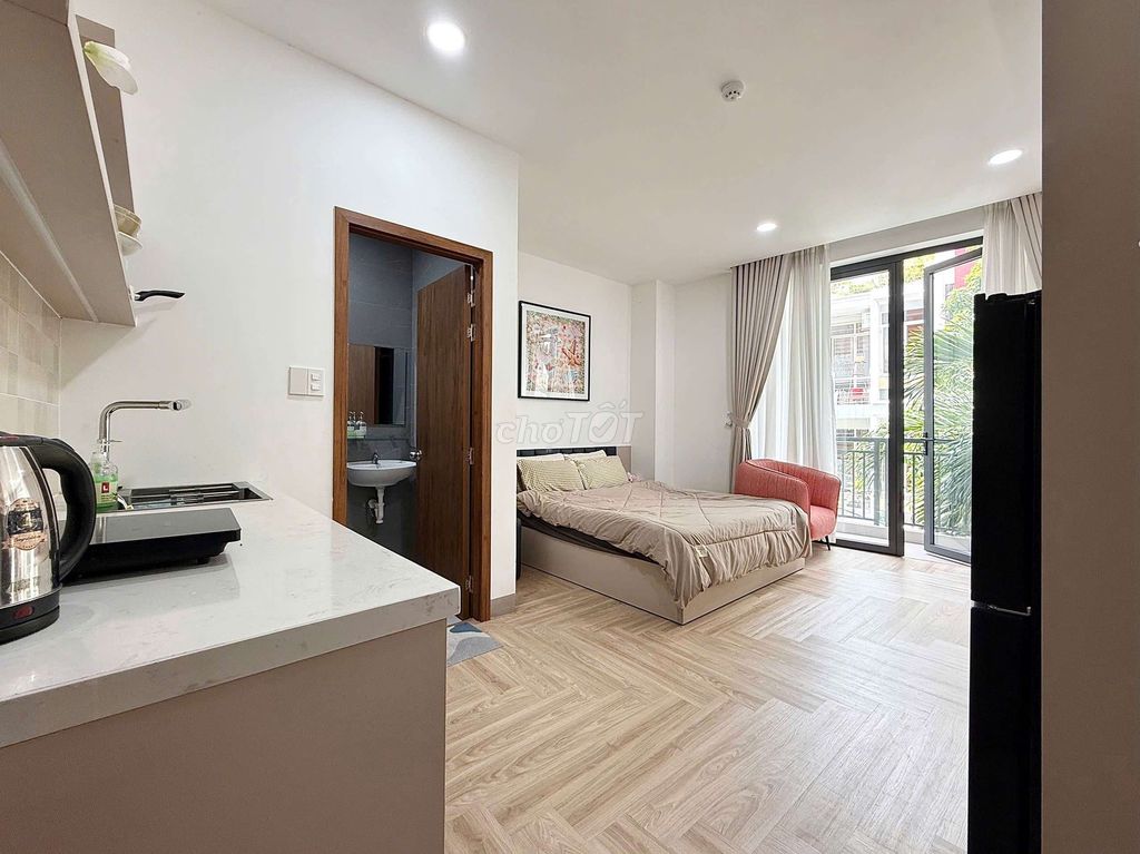 Nice, clear studio of Phú Nhuận near downtown interior.