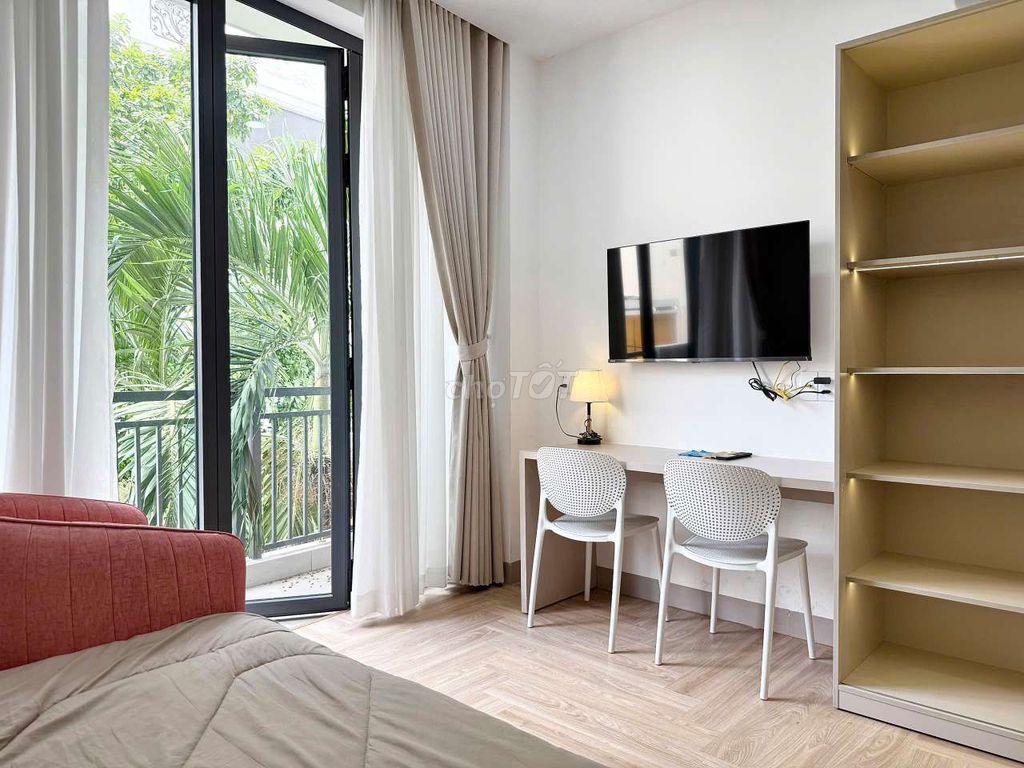 Nice, clear studio of Phú Nhuận near downtown interior.