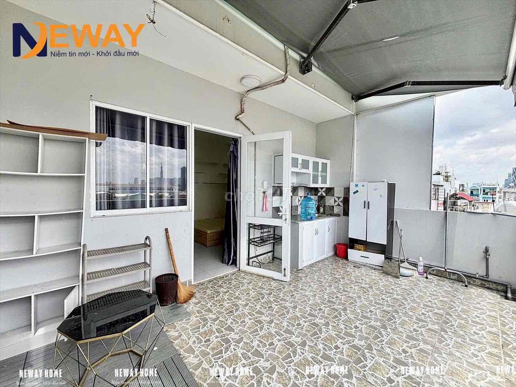 The apartment's got a balconies, full interior elevators near 1st District, the Wired Market.