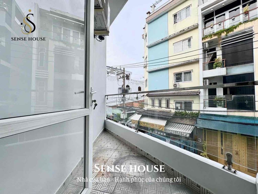 It's the owner of renting a 40 M2 balcony near the New Sen Office