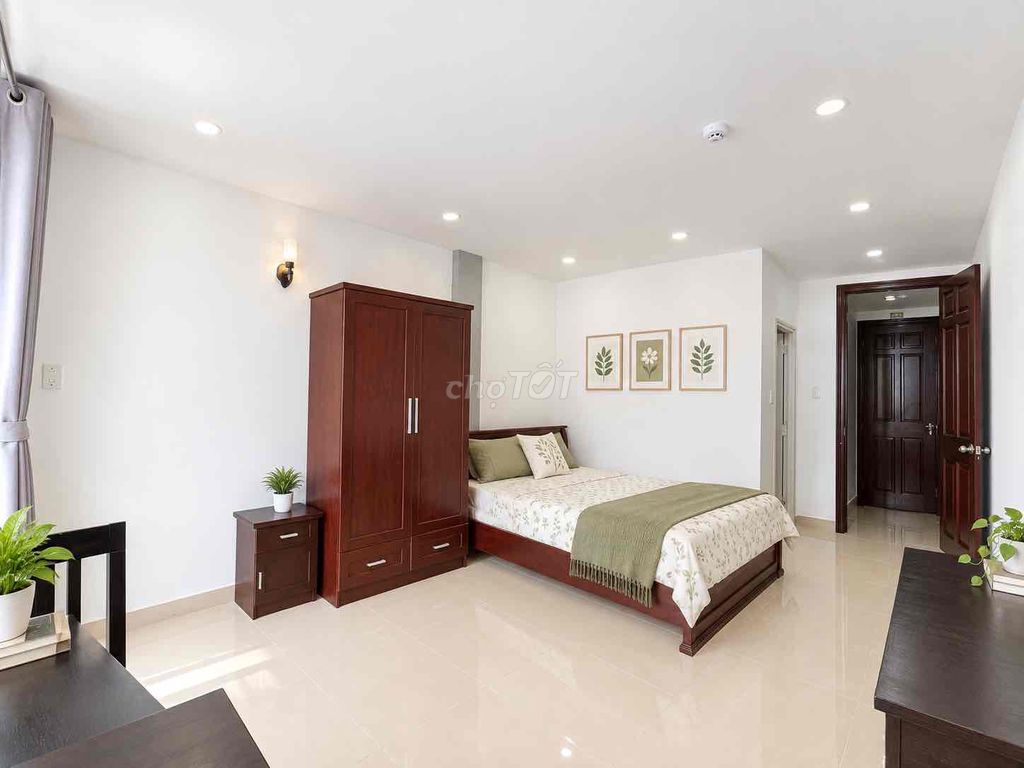 The service house separated the balcony window - full elevator furniture - near the airport