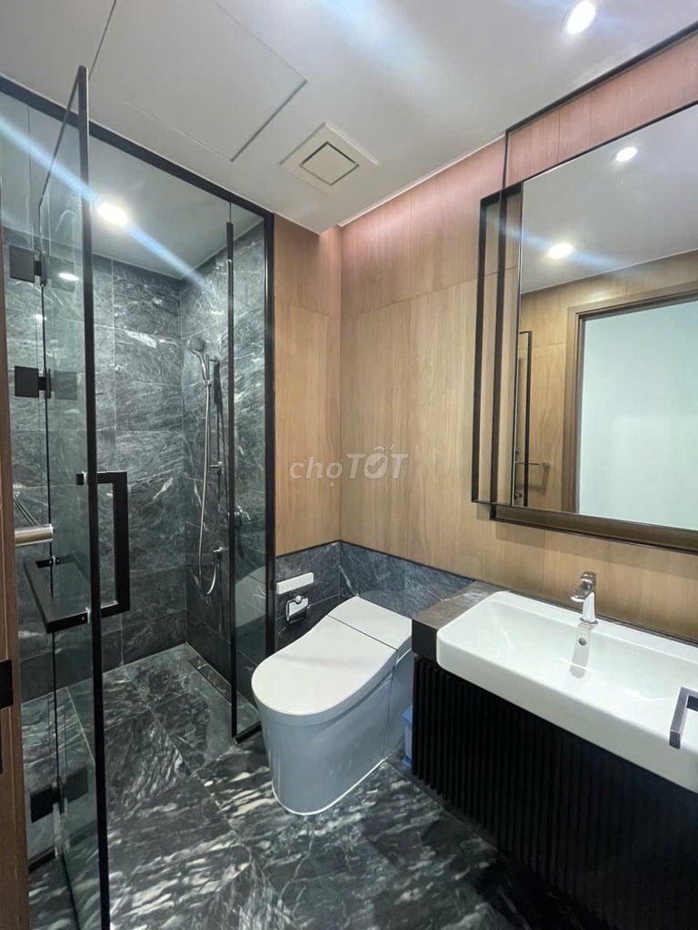 Rent two bedrooms. Two Lumier Riverside toilets. 35 million in management fees.
