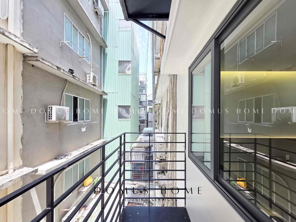 A balcony bedroom, private laundry of District 7.