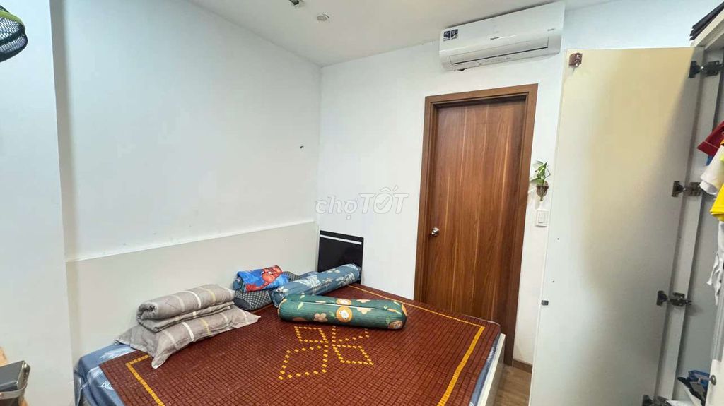 Cityland apartments. Two toilets. Three air conditionings. A bed.