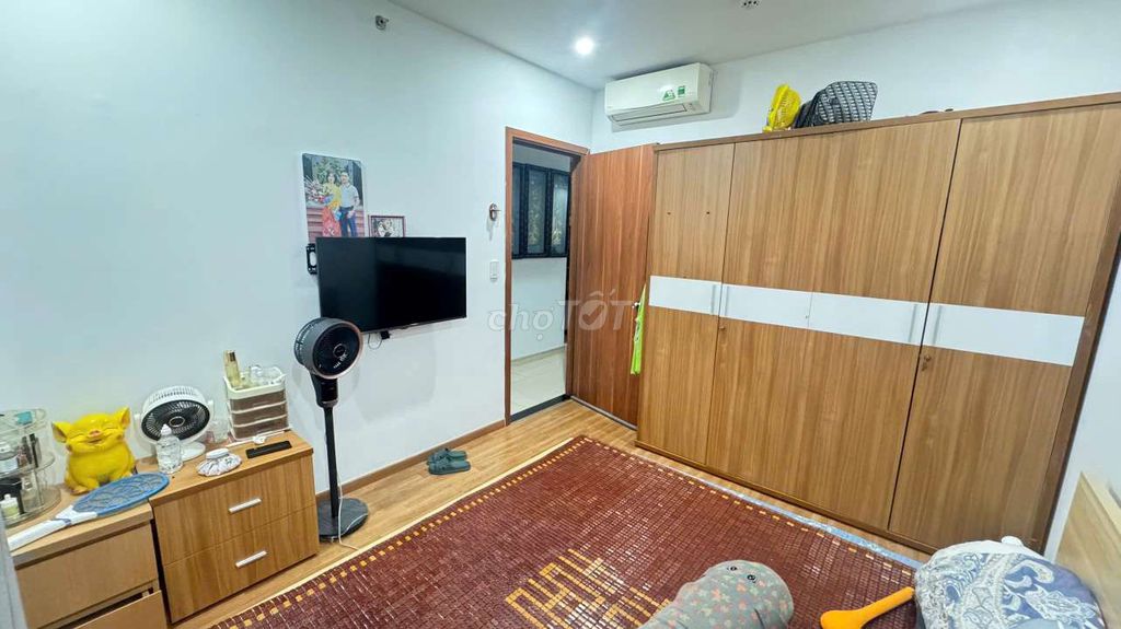 Cityland apartments. Two toilets. Three air conditionings. A bed.