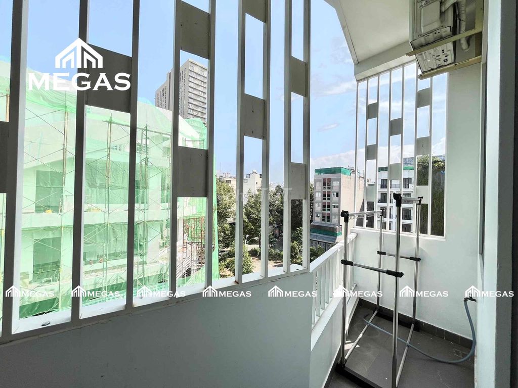 High-level studio -- there's a balcony -- has room for pet pet pets.