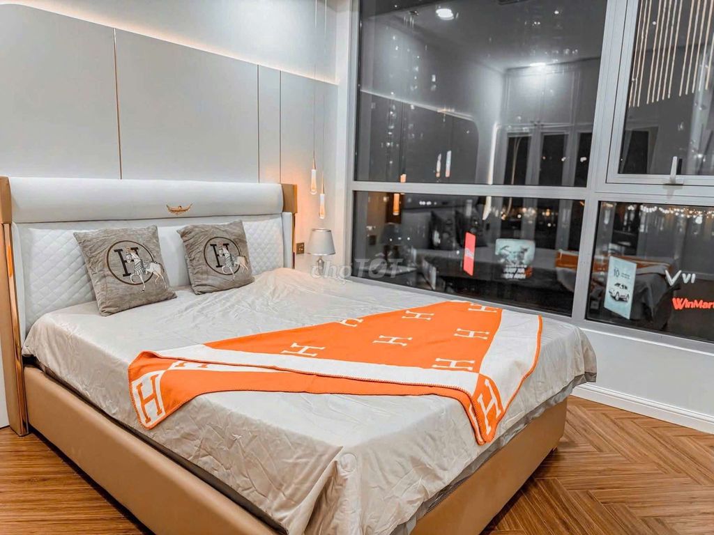 Rent three bedrooms full of high-end furniture.