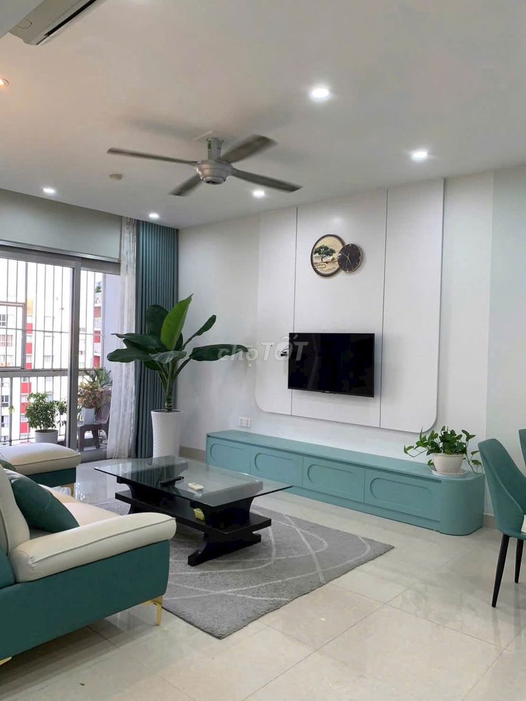 Rent Celadon City-- 3 bedrooms, 2 toilets, balcony, full interior.