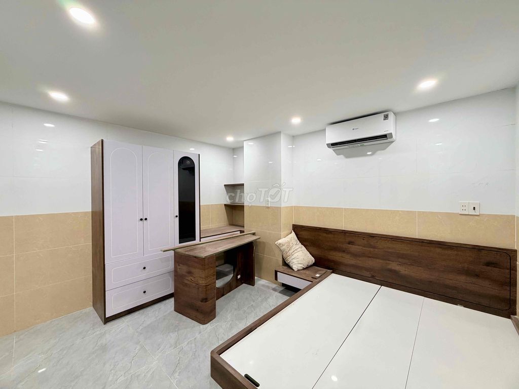 Two bedrooms are 80 M2 wide, full of new furniture 100 percent close to Vermalll.