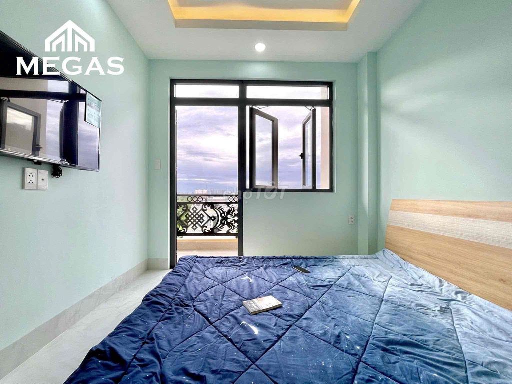 It's a very cheap studio rental -- there's an elevator -- at Kadc Cát Lái.