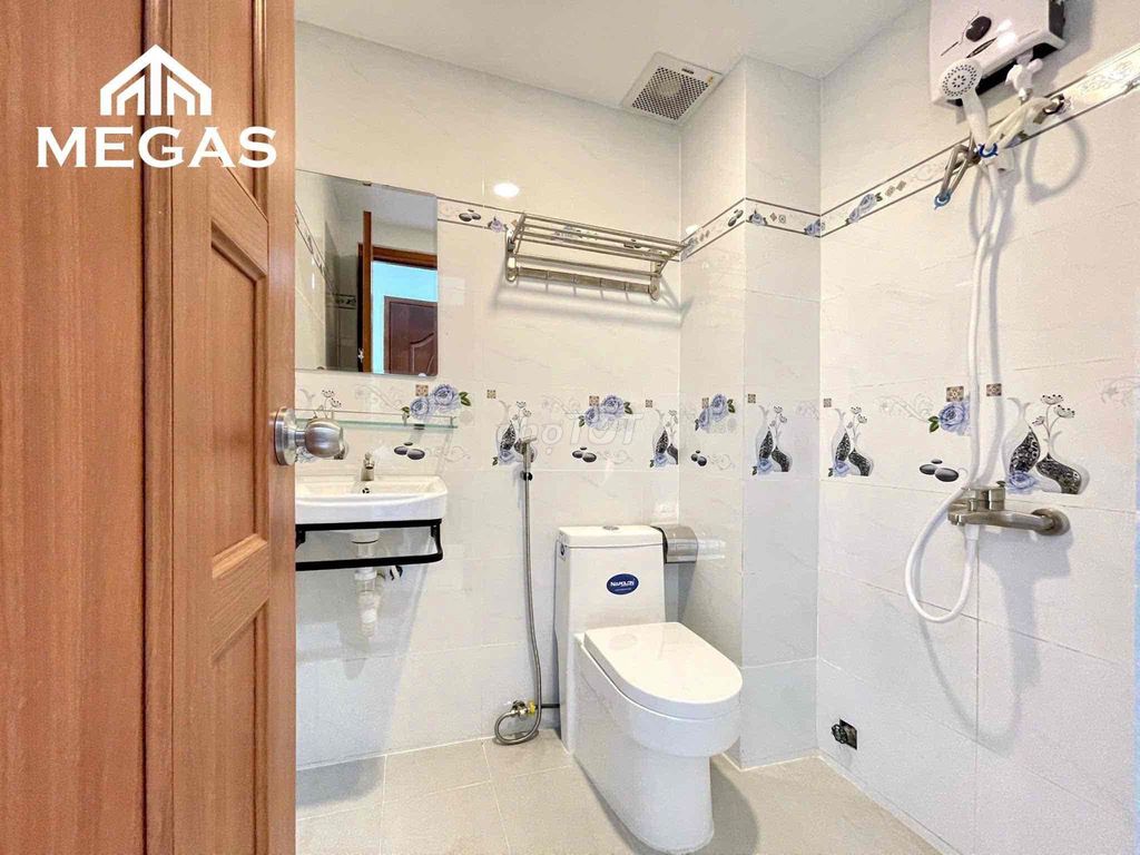 It's a very cheap studio rental -- there's an elevator -- at Kadc Cát Lái.