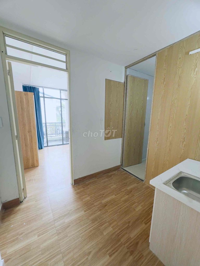 The Bancol 50 M2 studio -- close to the trade, near the war school, industrial