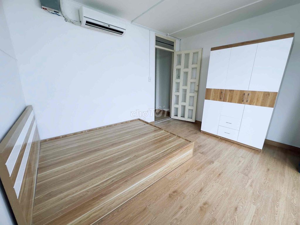 The Bancol 50 M2 studio -- close to the trade, near the war school, industrial
