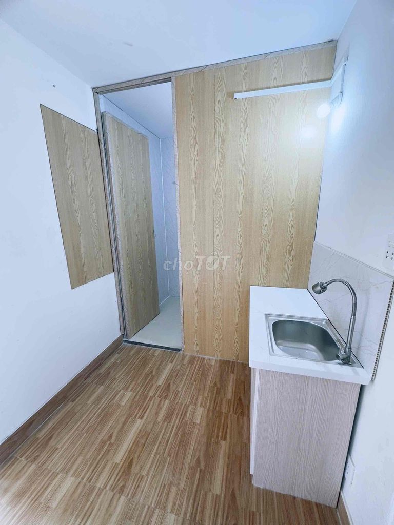 The Bancol 50 M2 studio -- close to the trade, near the war school, industrial