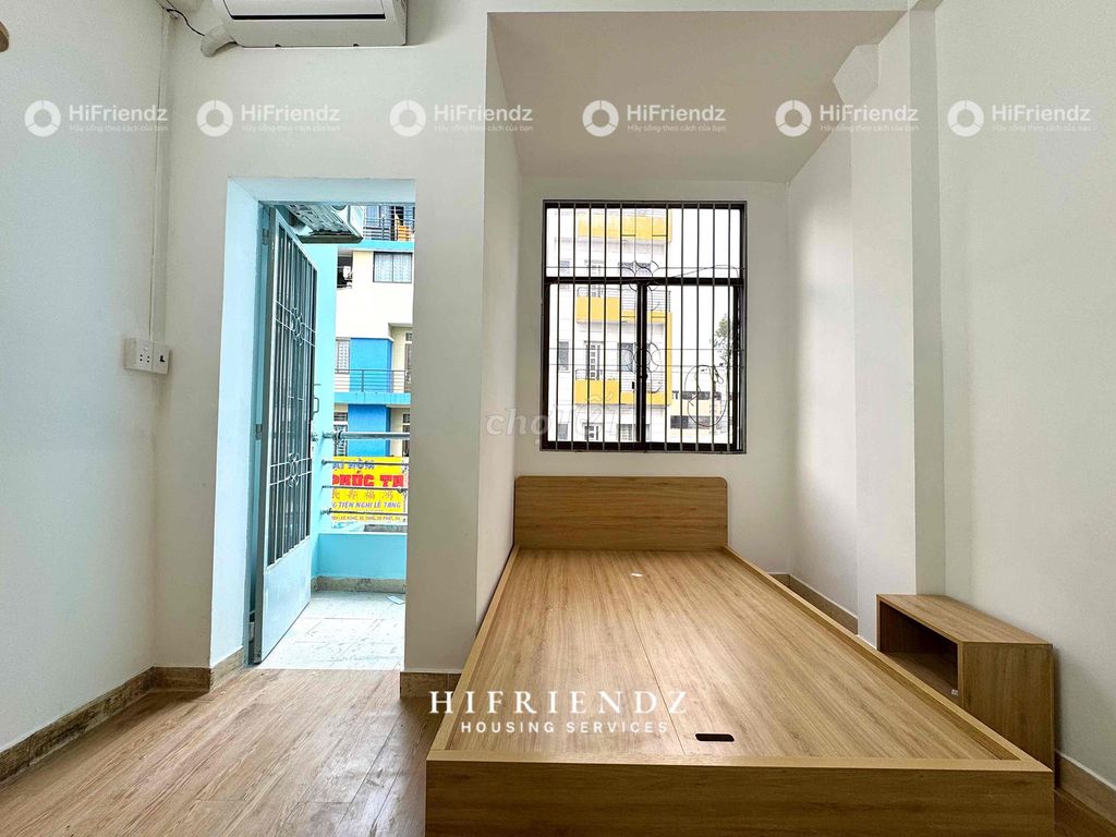 Opening a super-full balcony building at the heart of District 5.