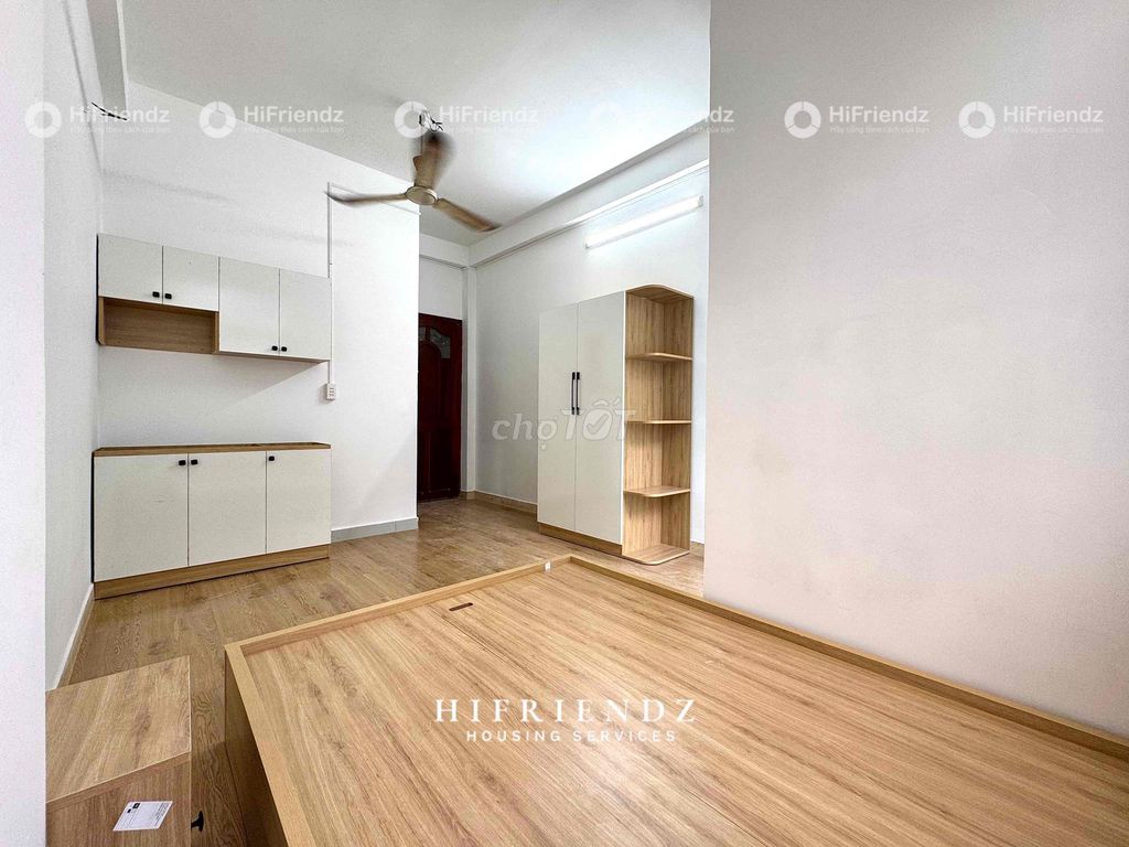 Opening a super-full balcony building at the heart of District 5.