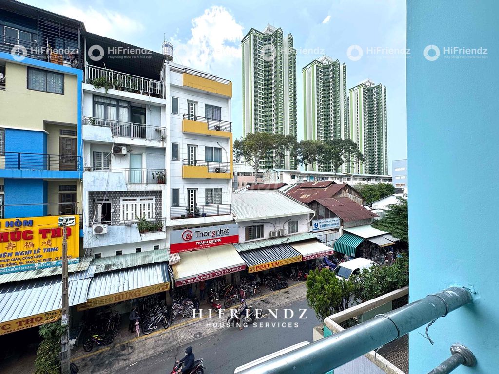 Opening a super-full balcony building at the heart of District 5.