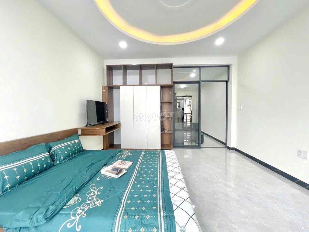 The 1st House has a large living room. Phú Nhuận balcony.
